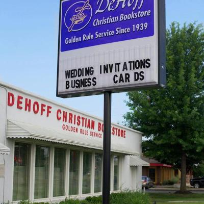 De Hoff Bookstore | Pylon Sign