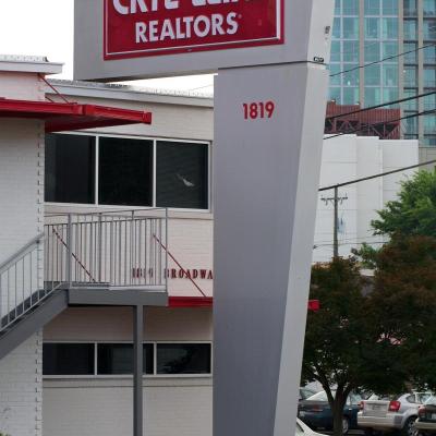 Crye Leike | Pylon Sign